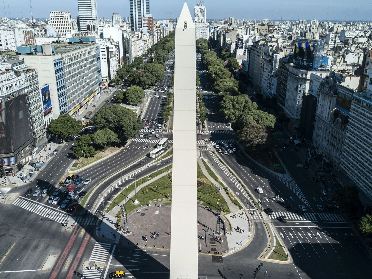 The Obelisco de Buenos Aires towering over 9 de Julio Avenue