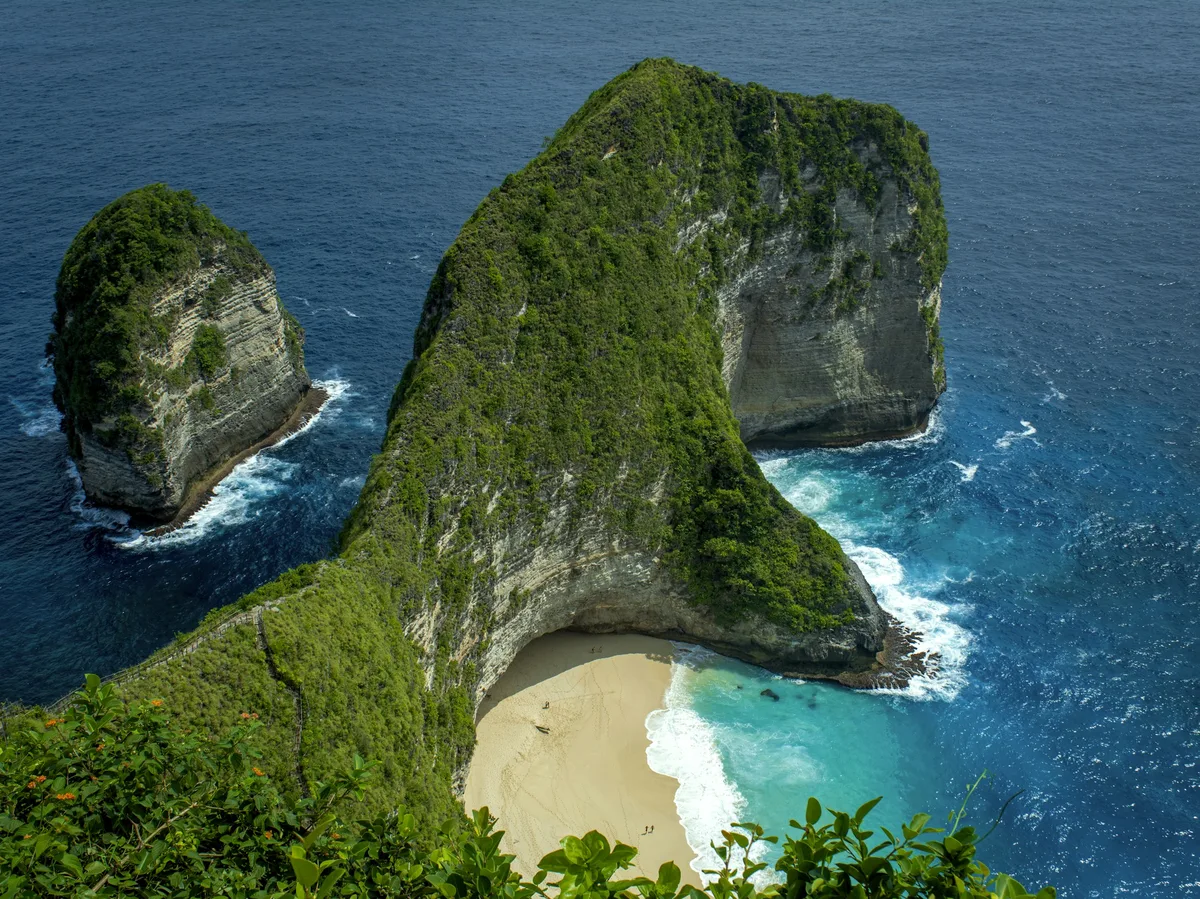 The dramatic cliff-edge viewpoint at Kelingking Beach on Nusa Penida, Bali